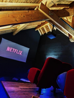 CINEMA ROOM L'Expérience unique montagnarde LE COCON 1km lac d'Annecy